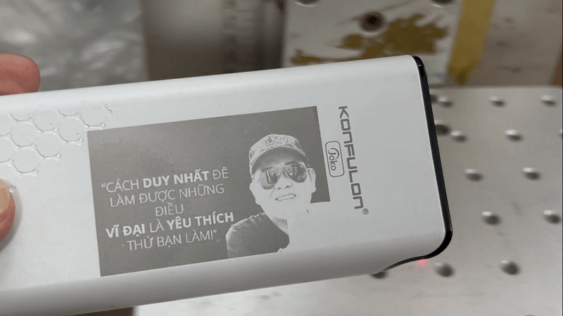 Khắc h&igrave;nh ảnh bằng tia laser tr&ecirc;n sạc dự ph&ograve;ng