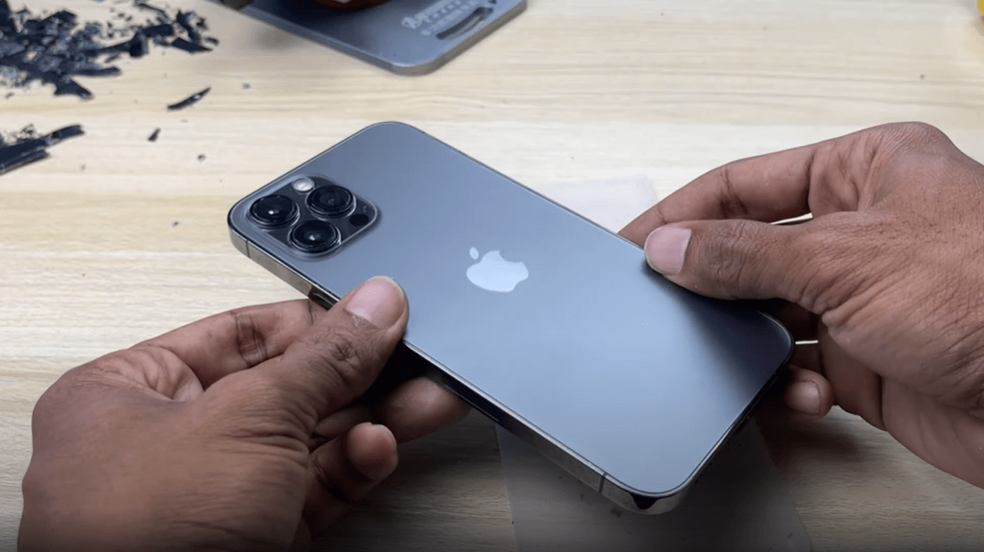 Thay K&iacute;nh Lưng iPhone 12 Pro Max Ch&iacute;nh H&atilde;ng Tại Nha Trang